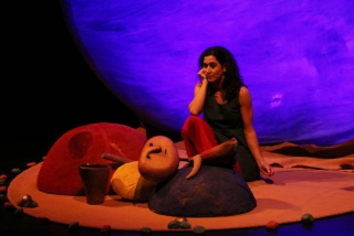 Imatge de l&#039;artista Marta Gorgs durant la representació de la funció &#039;Maüra, filla de la terra&#039;, que s&#039;ha representat en el marc de la 16a edició del Guant, el Festival de Teatre de Titelles de Valls, el 6 de desembre del 2020