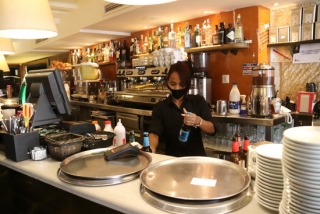 Imatge de la barra del restaurant Capuccino de Tarragona, amb una de les treballadors, el 14 d&#039;octubre del 2020
