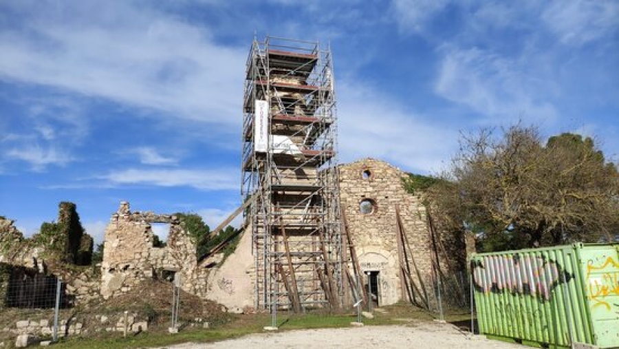 Imatge del campanar del nucli despoblat de la Mussara, agregat a Vilaplana (Baix Camp), cobert amb una bastida