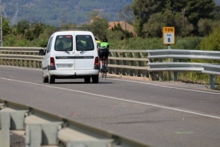El punt quilomètric 8 de la T-310 entre Riudoms i Montbrió, amb un grup de ciclistes circulant mentre un cotxe els intenta avançar hores després d&#039;un accident mortal amb dos ciclistes en el mateix punt