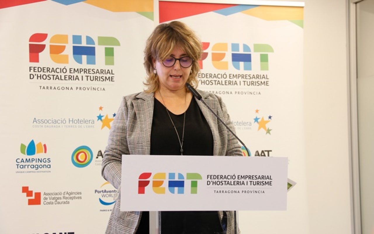 Imatge de la presidenta de la FEHT, Berta Cabré, durant la presentació de l&#039;estudi sobre la percepció del turisme entre la ciutadania a la demarcació de Tarragona