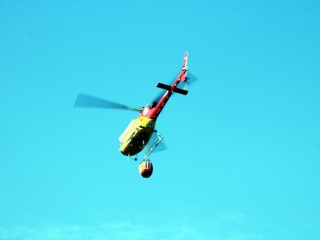Imatge d&#039;un helicòpter de bombers en l&#039;incendi a Santa Coloma de Queralt, el 25 de juliol de 2021