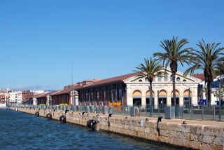 El Tinglado 1 del Port de Tarragona rep a partir d’aquest divendres 6 d’agost, i fins al 5 de setembre, les obres que es presenten al VI Concurs de Pintura, Dibuix i Gravat 