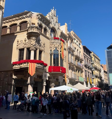 Casa Navàs engalanada Sant Jordi