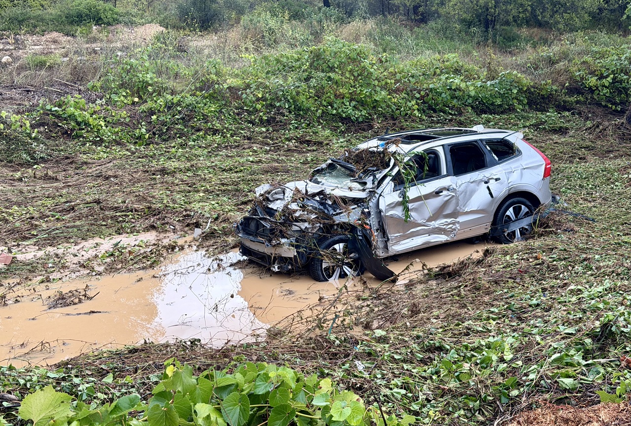 coche hombre arrastrado arroyo olivo