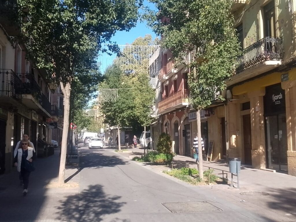 carrer ample obert