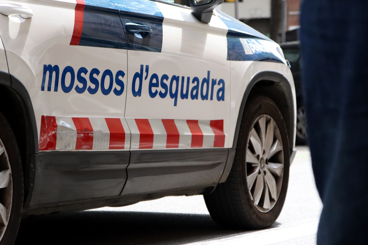 cotxe mossos carrer