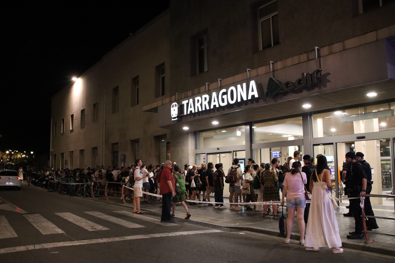 estació tarragona nit gent